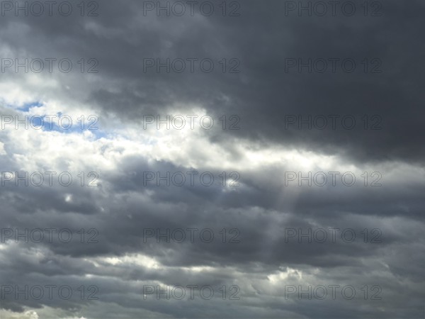 Heavily overcast sky with cloud cover Dense cloud cover Nimbostratus clouds Rain clouds, rays of sunshine shine through gaps, international