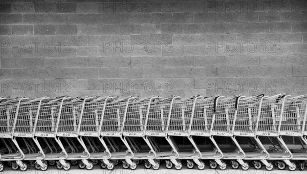 Shopping trolley in front of a supermarket, black and white, Blairstown, New Jersey, USA