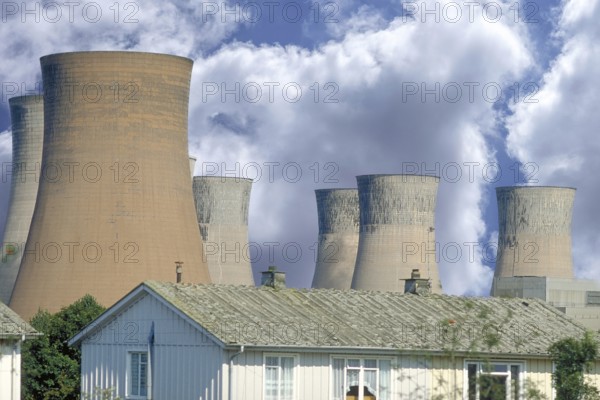 Cooling towers of a coal-fired power station next to a residential neighbourhood, Midlands, England, Great Britain