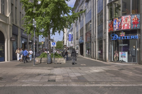 Pedestrian zone, traffic sign, general architecture, shops, costumes and carnival supplies, Deiters, pedestrians as accessories, trees, blue sky, intersection Hirschstraße with Breite Straße, Stuttgart, state capital, city district Stuttgart, Baden-Württemberg, Germany