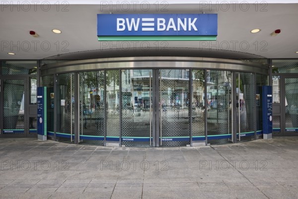 Baden-Württembergische Bank, BW-Bank, entrance area, roofing, modern architecture, reflections on the glass surface, pavement made of paving slabs, pedestrian zone, Königstraße, Stuttgart, state capital, city district of Stuttgart, Baden-Württemberg, Germany
