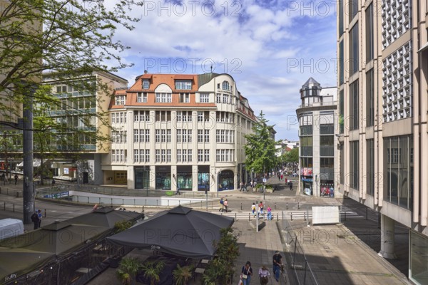 City centre, general architecture, shops, pedestrians as accessories, elevated perspective, blue sky, cumulus clouds, intersection Hirschstraße with Breite Straße, Stuttgart, state capital, urban district Stuttgart, Baden-Württemberg, Germany