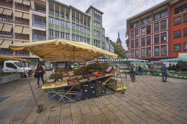 Weekly market, vegetable stall, shopping, general architecture, facades, windows, pedestrians as accessories, cloudy, diffuse light, city centre, market place, Stuttgart, state capital, city district Stuttgart, Baden-Württemberg, Germany