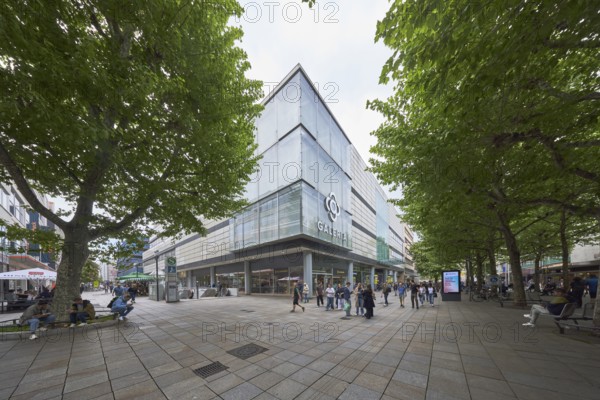 Pedestrian zone, department stores', Karstadt Galeria Kaufhof, building, trees, pavement made of paving slabs, pedestrians as accessories, cloudy, diffuse light, intersection Königstraße with Kronenstraße, Stuttgart, state capital, urban district Stuttgart, Baden-Württemberg, Germany