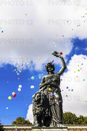 Colourful balloons rise high above the statue of Bavaria into the white-blue sky, grand finale of the Wiesnwirte Platzkonzert, Festwiese, Theresienwiese, Oktoberfest, Munich, Upper Bavaria, Bavaria, Germany