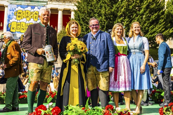 Guests of honour on the Bavarian Radio stage at the grand finale of the Wiesnwirte Platzkonzert, Festwiese, Theresienwiese, Oktoberfest, Munich, Upper Bavaria, Bavaria, Germany