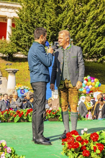 Bavarian Radio presenter Dominik Göbl in conversation with the head of the Paulaner Brewery Andreas Steinfatt, Wiesnwirte Platzkonzert, Festwiese, Theresienwiese, Oktoberfest, Munich, Upper Bavaria, Bavaria, Germany