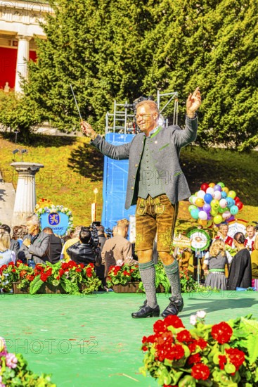 The head of the Paulaner Brewery, Andreas Steinfatt conducts the musicians of the Wiesnwirte Platzkonzert, Festwiese, Theresienwiese, Oktoberfest, Munich, Upper Bavaria, Bavaria, Germany