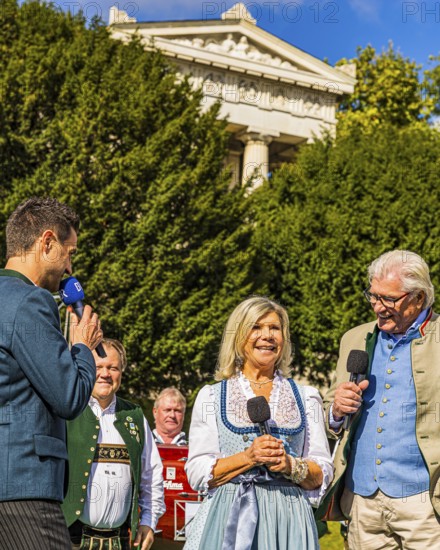 Bavarian Radio presenter Dominik Göbl in conversation with the folk music duo Marianne and Michael, Wiesnwirte Platzkonzert, Festwiese, Theresienwiese, Oktoberfest, Munich, Upper Bavaria, Bavaria, Germany