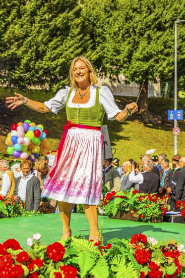 Wiesn city councillor Anja Berger conducts the musicians of the Wiesnwirte Platzkonzert, Festwiese, Theresienwiese, Oktoberfest, Munich, Upper Bavaria, Bavaria, Germany