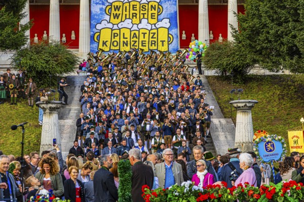The musicians of the festival tents gather for the Wiesnwirte Platzkonzert, Festwiese, Theresienwiese, Oktoberfest, Munich, Upper Bavaria, Bavaria, Germany