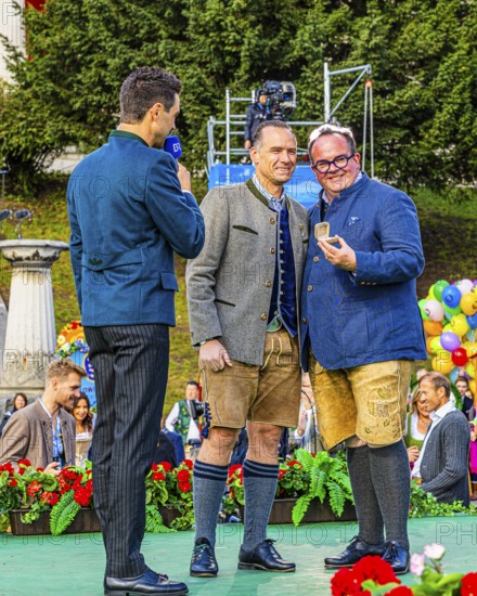 Bavarian Radio presenter Dominik Göbl in conversation with host spokesman Peter Inselkammer and Oktoberfest boss Clemens Baumgärtner, Wiesnwirte Platzkonzert, Festwiese, Theresienwiese, Oktoberfest, Munich, Upper Bavaria, Bavaria, Germany
