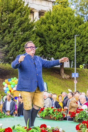 The Wiesn boss Clemens Baumgärtner conducts the musicians of the Wiesnwirte Platzkonzert, Festwiese, Theresienwiese, Oktoberfest, Munich, Upper Bavaria, Bavaria, Germany