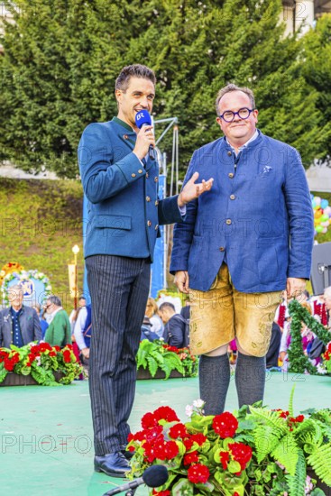 Bavarian Radio presenter Dominik Glöbl talks to Oktoberfest boss Clemens Baumgärtner, Wiesnwirte Platzkonzert, Festwiese, Theresienwiese, Oktoberfest, Munich, Upper Bavaria, Bavaria, Germany