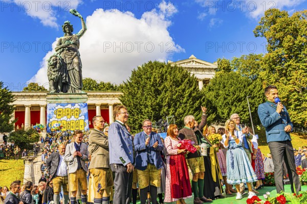 The Grand Finale with the guests of honour on the stage of the Bavarian Broadcasting Corporation, Wiesnwirte Platzkonzert, Festwiese, Theresienwiese, Oktoberfest, Munich, Upper Bavaria, Bavaria, Germany