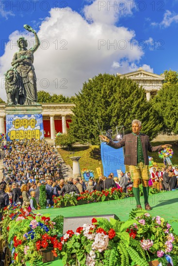 The Lord Mayor of the City of Munich conducts the musicians of the Wiesnwirte square concert under the statue of Bavaria, Festwiese, Theresienwiese, Oktoberfest, Munich, Upper Bavaria, Bavaria, Germany
