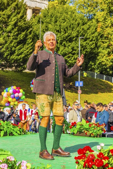 The Lord Mayor of the City of Munich Dieter horse-rider conducts the musicians of the Wiesnwirte Platzkonzert, Festwiese, Theresienwiese, Oktoberfest, Munich, Upper Bavaria, Bavaria, Germany