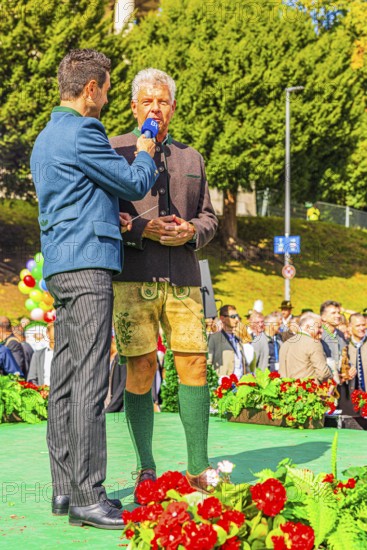 Bavarian Radio presenter Dominik Göbl in conversation with the Lord Mayor of the City of Munich Dieter horse-rider, Wiesnwirte Platzkonzert, Festwiese, Theresienwiese, Oktoberfest, Munich, Upper Bavaria, Bavaria, Germany