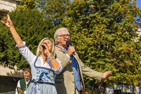 Performance of the folk music duo Marianne and Michael on the stage of the Bayrischer Rundfunk, Wiesnwirte Platzkonzert, Festwiese, Theresienwiese, Oktoberfest, Munich, Upper Bavaria, Bavaria, Germany