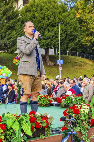 The publican Peter Inselkammer on the stage of the Bavarian Radio, Wiesnwirte Platzkonzert, Festwiese, Theresienwiese, Oktoberfest, Munich, Upper Bavaria, Bavaria, Germany