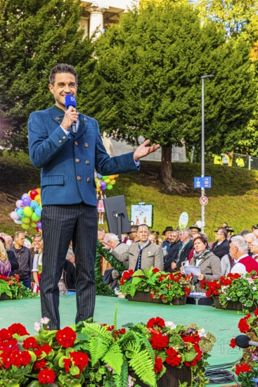 Bavarian Radio presenter Dominik Glöbl leads through the programme of the Wiesnwirte Platzkonzert, Festwiese, Theresienwiese, Oktoberfest, Munich, Upper Bavaria, Bavaria, Germany