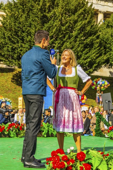 Bavarian Radio presenter Dominik Göbl in conversation with Wiesn city councillor Anja Berger, Wiesnwirte Platzkonzert, Festwiese, Theresienwiese, Oktoberfest, Munich, Upper Bavaria, Bavaria, Germany