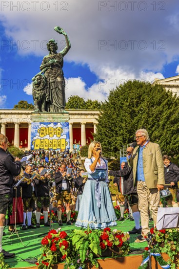 Performance of the folk music duo Marianne and Michael on the stage of the Bayrischer Rundfunk at the Wiesnwirte Platzkonzert, below the statue of Bavaria, Festwiese, Theresienwiese, Oktoberfest, Munich, Upper Bavaria, Bavaria, Germany