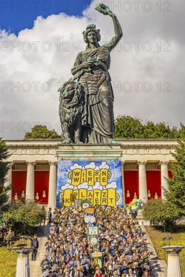 The musicians of the festival tents gather under the statue of Bavaria, Wiesnwirte Platzkonzert, Festwiese, Theresienwiese, Oktoberfest, Munich, Upper Bavaria, Bavaria, Germany