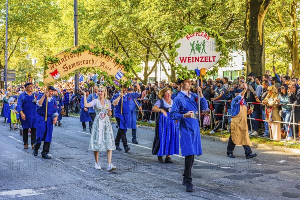 Franconian group of winegrowers from Sommerach am Main, entry of the Oktoberfest hosts, Oktoberfest, Munich, Upper Bavaria, Bavaria, Germany