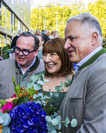 The woman of the Lord Mayor Petra horse-rider, with the Oktoberfest boss Clemens Baumgärtner and the Oktoberfest landlord Christian Schottenhamel, the arrival of the Oktoberfest landlords, Oktoberfest, Munich, Upper Bavaria, Bavaria, Germany