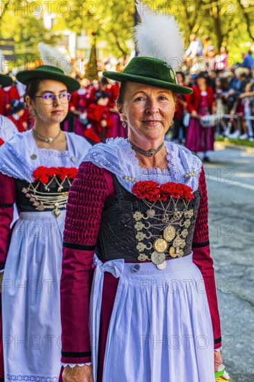 Women in traditional traditional costume accompany the entry of the Oktoberfest hosts, Oktoberfest, Munich, Upper Bavaria, Bavaria, Germany