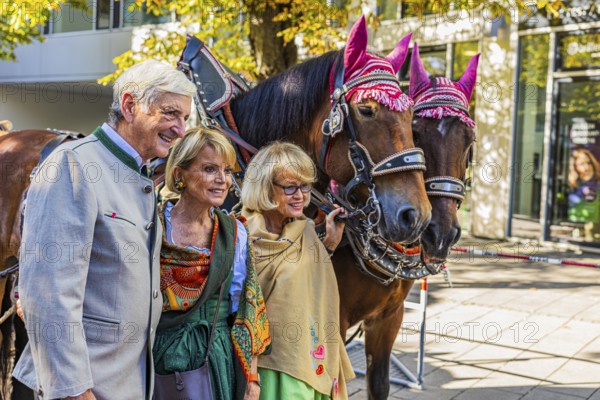 Actress Uschi Glas with man Dieter Hermann and wine tent landlady Doris Kuffler in front of a horse-drawn carriage, Oktoberfest, Munich, Upper Bavaria, Bavaria, Germany
