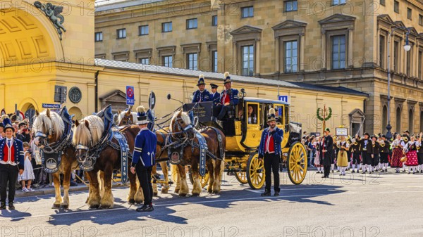Historic stagecoach from the Museum of Communication in Nuremberg, traditional traditional costume and shooting parade, Oktoberfest, Munich, Upper Bavaria, Bavaria, Germany