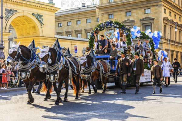 Bavarian Court float, procession of traditional costumes and marksmen, Oktoberfest, Munich, Upper Bavaria, Bavaria, Germany