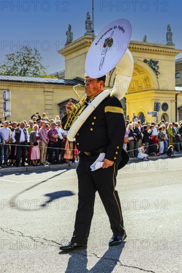 Sousaphone players of the Bergkapelle St. Ingbert, Trachten- und Schützenzug, Oktoberfest, Munich, Upper Bavaria, Bavaria, Germany
