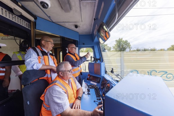 First test run on the new line between Wendlingen and the airport. Train driver Thomas Kayser with Winfried Hermann (MdL, Greens, Transport Minister BW) and Olaf Drescher (Project Manager of Stuttgart 21 and the DB Stuttgart-Ulm project) then inspected the construction progress at the new airport railway station. The new station is scheduled to go online at the end of 2026. Stuttgart, Baden-Württemberg, Germany