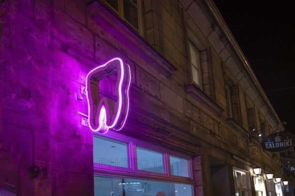 Illuminated advertising in the form of a tooth of a dental practice, Erlanbgen, Middle Franconia, Bavaria, Germany