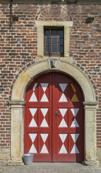 Historic moated castle, Renaissance Raesfeld Castle, façade with a Tor tor, Freiheit Raesfeld, Münsterland