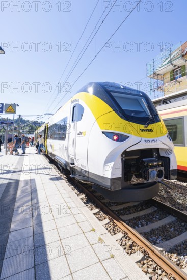 Modern train in yellow and white colour scheme on the platform under a blue sky, battery Electric train with green electricity, Siemens Mireo Plus B, Freudenstadt, Germany