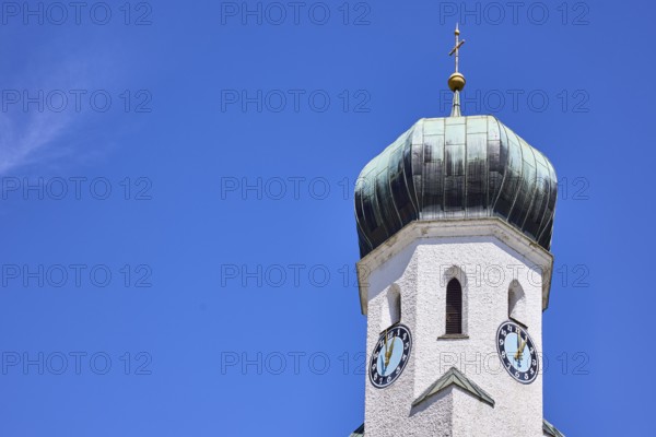 Parish church Herz-Jesu Bischofswiesen, church, church tower, tower clock, blue sky, cirrostratus clouds, town hall square, Bischofswiesen, district Berchtesgadener Land, Bavaria, Germany