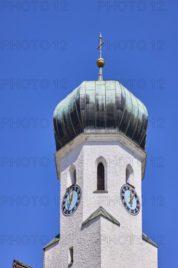 Parish church Herz-Jesu Bischofswiesen, church, church tower, tower clock, blue sky, cirrostratus clouds, town hall square, Bischofswiesen, district Berchtesgadener Land, Bavaria, Germany