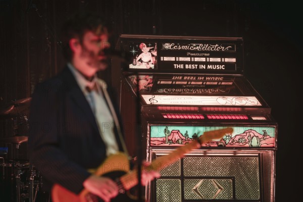 Jukebox behind Ben Schneider, singer of Lord Huron live at the Tempodrom in Berlin on 08/09/2025