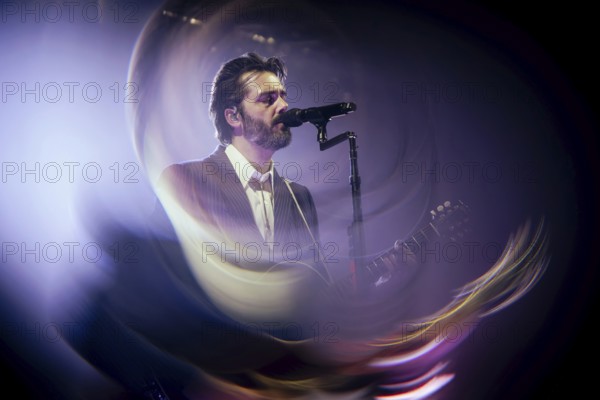 Ben Schneider, singer of Lord Huron live at the Berlin Tempodrom on 08/09/2025 Note: the photo was taken through a glass ball