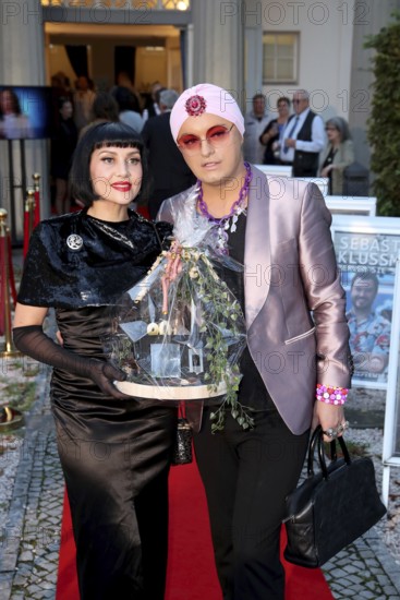 Pauline Stolze, Julian F. M. Stöckel with accompaniment - Premiere Der eingebildet Kranke after Der eingebildete Kranke by Molière / 90th birthday of Dieter Hallervorden, Berlin, 05.9.25
