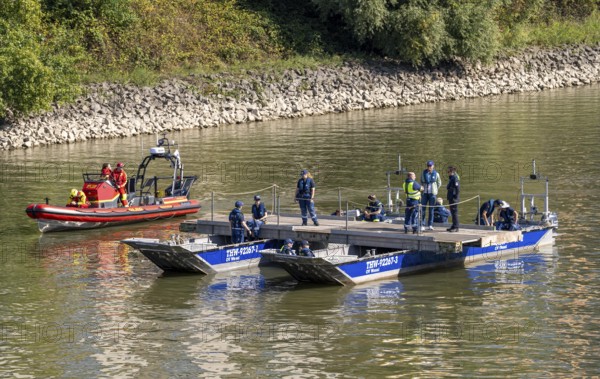 Exercise run of a multi-purpose pontoon in the Rhine harbour, of the specialist group for water hazards, in Düsseldorf, the motorised pontoon can be used as a ferry for people or equipment, as a working platform or bridge, during the major exercise FÜLEX25, of the THW, Federal Agency for Technical Relief, North Rhine-Westphalia, lasting several days, over 3500 volunteers from the 127 North Rhine-Westphalia local associations practise many different deployment scenarios over 4 weekends