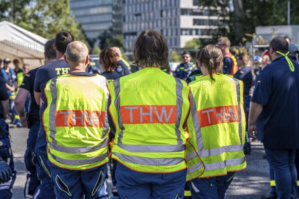 THW emergency services at a meeting of the water hazards section in Düsseldorf, during the major exercise FÜLEX25 of the THW, Federal Agency for Technical Relief, North Rhine-Westphalia, which lasts several days. Over 4 weekends, more than 3500 volunteers from the 127 North Rhine-Westphalia local associations practise many different operational scenarios