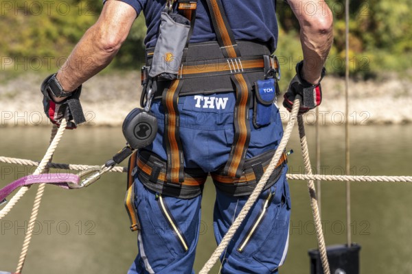THW emergency services, securing a boat being lowered into the water via a crane, boat crew of the specialist group for water hazards, in Düsseldorf, during the major exercise FÜLEX25, lasting several days, of the THW, Federal Agency for Technical Relief, North Rhine-Westphalia, over 3500 volunteer emergency services from the 127 North Rhine-Westphalia local organisations, practising many different operational scenarios over 4 weekends