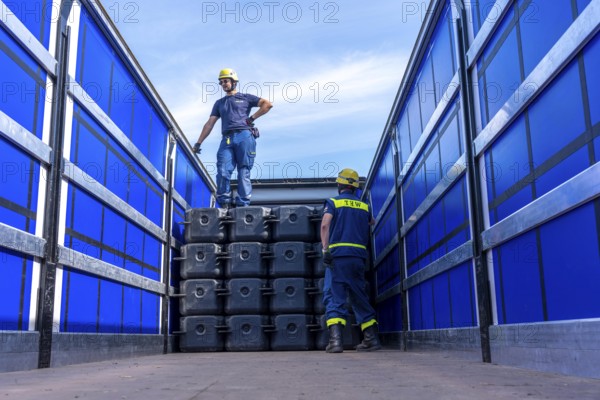 Construction of a floating platform with the jet-float system, this can be used as a work platform, jetty or bridge, water hazards specialist group, in Düsseldorf, at the major exercise FÜLEX25, lasting several days, of the THW, Federal Agency for Technical Relief, North Rhine-Westphalia, over 3500 volunteers from the 127 North Rhine-Westphalia local organisations practise many different deployment scenarios over 4 weekends