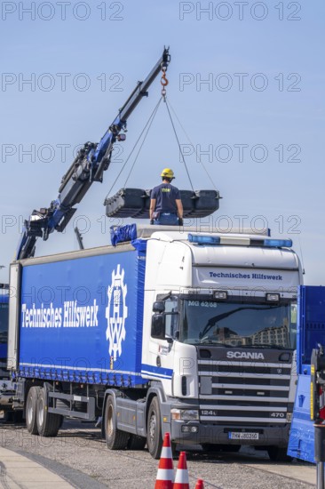 Construction of a floating platform with the jet-float system, this can be used as a work platform, jetty or bridge, water hazards specialist group, in Düsseldorf, at the major exercise FÜLEX25, lasting several days, of the THW, Federal Agency for Technical Relief, North Rhine-Westphalia, over 3500 volunteers from the 127 North Rhine-Westphalia local organisations practise many different deployment scenarios over 4 weekends