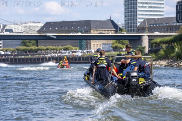 THW rubber dinghy on a training trip on the Rhine near Düsseldorf, the specialist group for water hazards, during the large-scale exercise FÜLEX25, lasting several days, of the THW, Federal Agency for Technical Relief, North Rhine-Westphalia, on 4 weekends over 3500 volunteers from the 127 North Rhine-Westphalia local organisations practise many different deployment scenarios